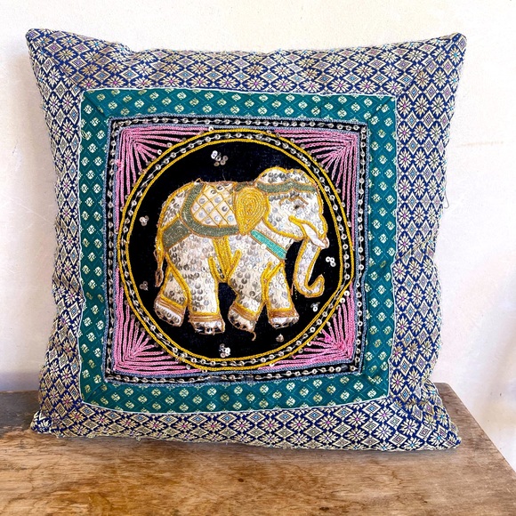 ELEPHANT PILLOW Embellished Sequins Embroidered Made by Hand in India 15” x 15” - Picture 1 of 8